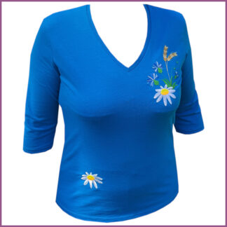 Kergelt taljesse töödeldud naiste V-kaelusega T-särk, millele on Muhu mustritest inspireeritud tikand.